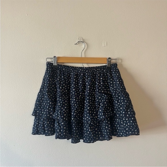 NWT Brandy Melville tiered floral mini skirt - Picture 2 of 6